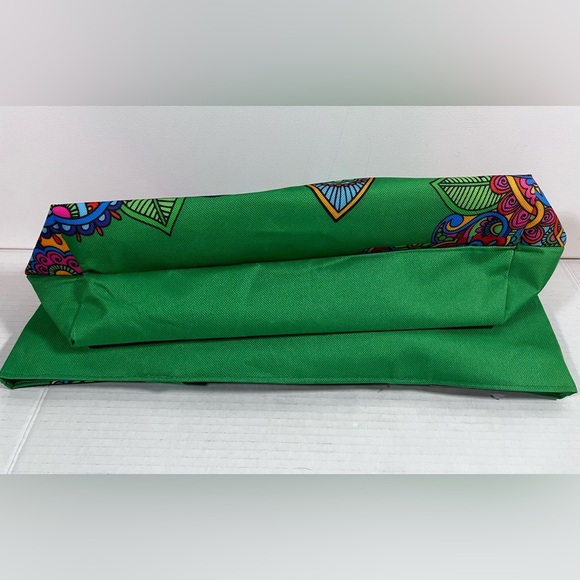 Elegance simplified  Light Colorful Gecko Beach Bag - Picture 9 of 10